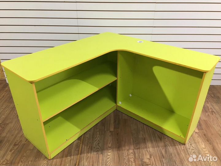 Кассовый стол,витрины