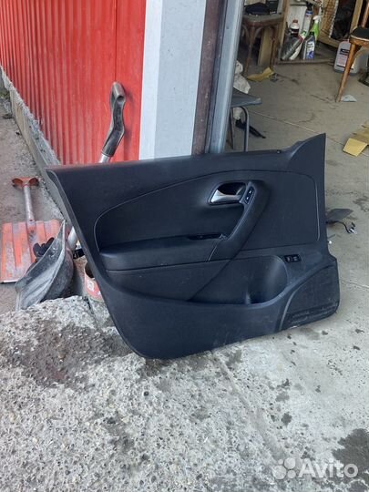 Обшивка передней левой двери polo 5
