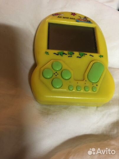 Портативная игровая приставка 1990 х годов