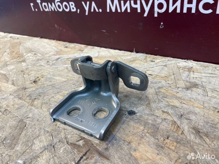 Петля двери передняя левая Renault Sandero Stepway