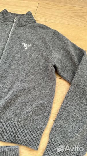 Костюм: худи и джоггеры Prada