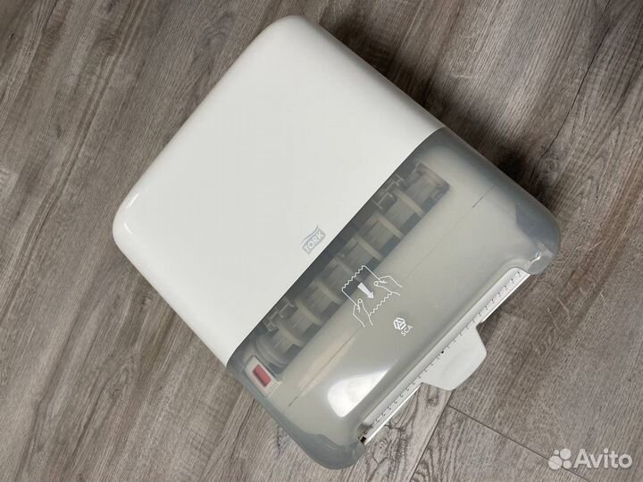 Диспенсер для бумажных полотенец Tork Matic H1