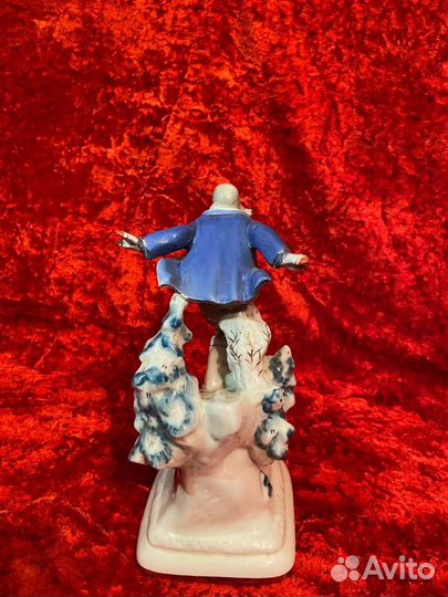 Фарфоровая статуэтка, Пионер на лыжах