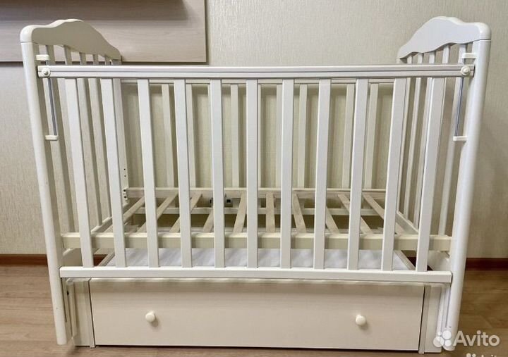 Комплект мебели: кроватка с маятником и комод