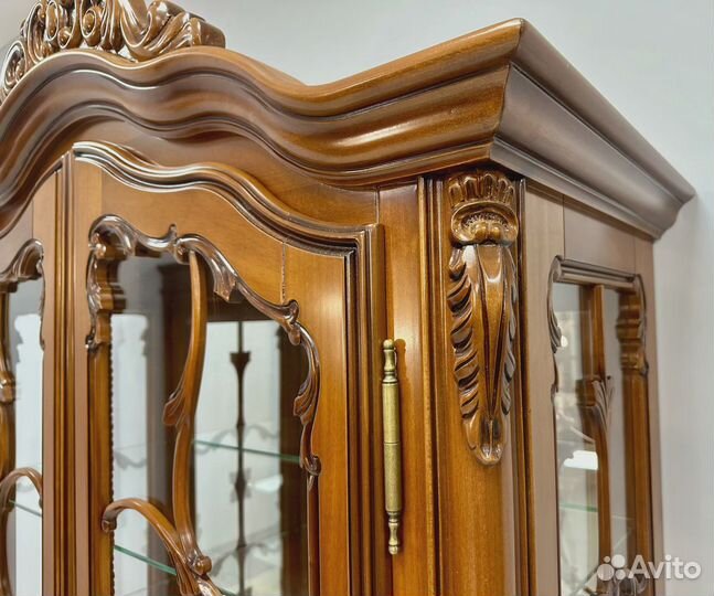 Шкаф витрина из Румынии