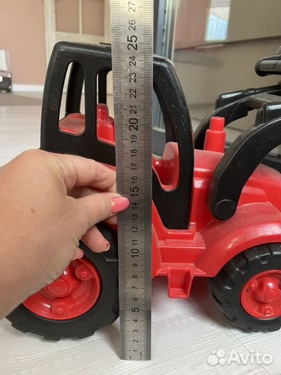 Трактор игрушечный большой