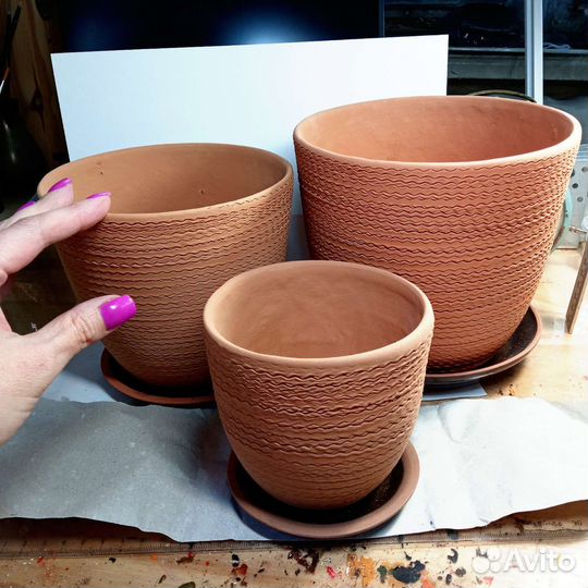 Набор новых керамических горшков для растений