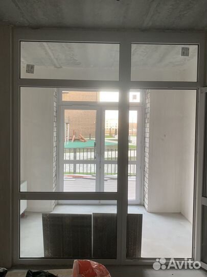 Стеклянная перегородка с дверью