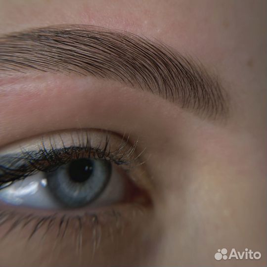 Модель на брови