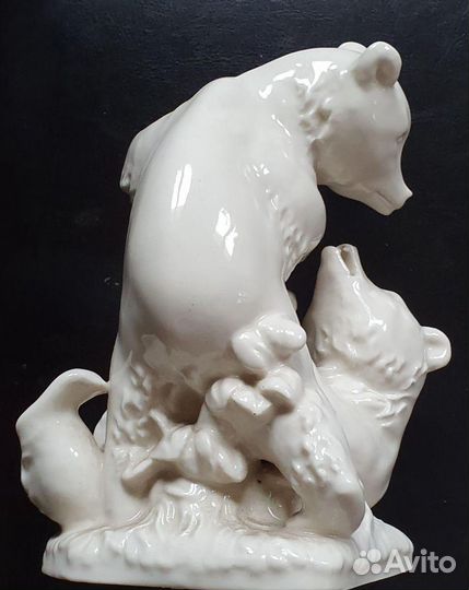 Фарфоровая статуэтка Борющиеся медведи
