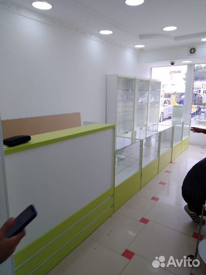 Стеллажи со стеклянными полками и прилавки