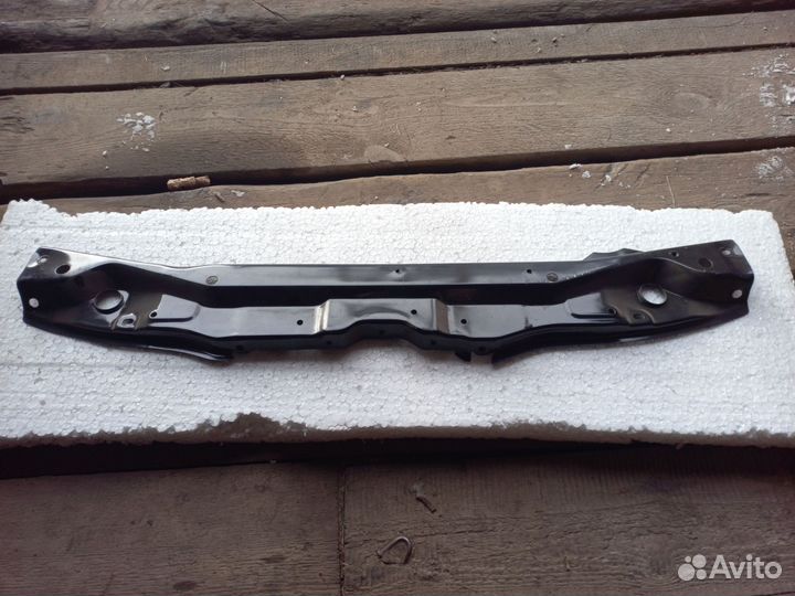 Тайота Камри Верхняя рамка радиатора