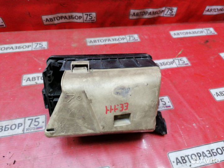 Блок предохранителей под капот Toyota Corolla