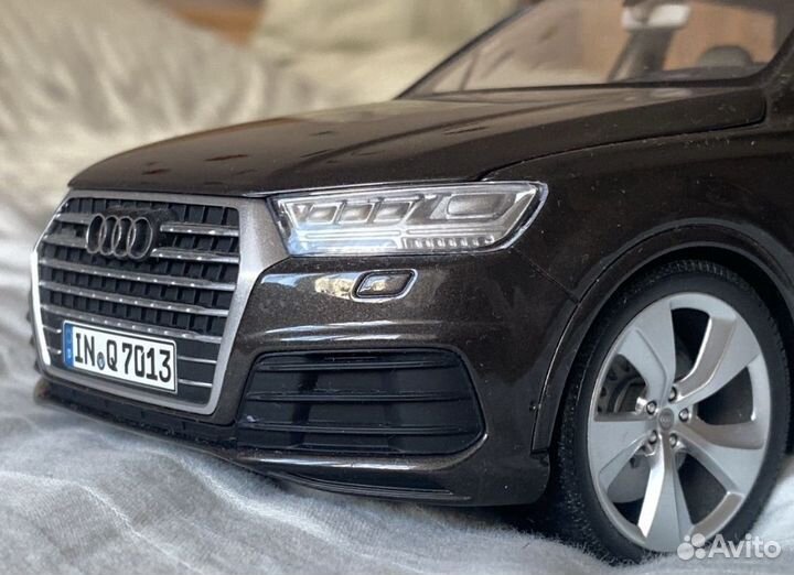 1:18 Audi Q7 Minichamps