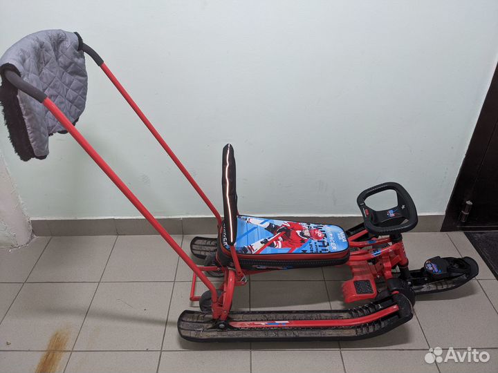 Снегокат с ручкой и колесами 