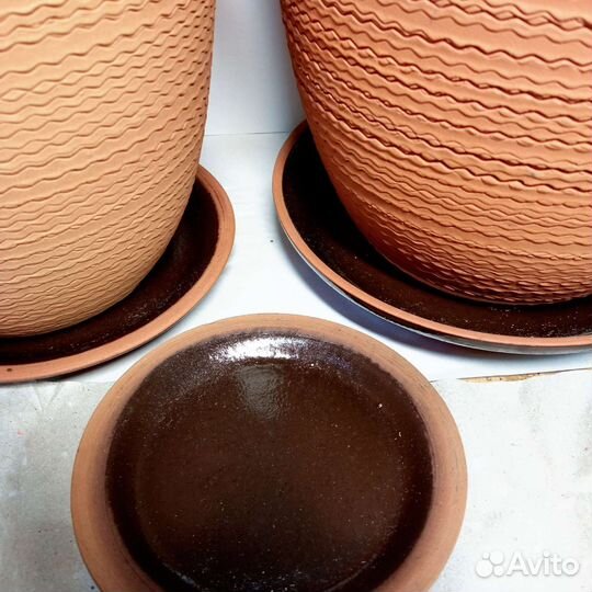 Набор новых керамических горшков для растений