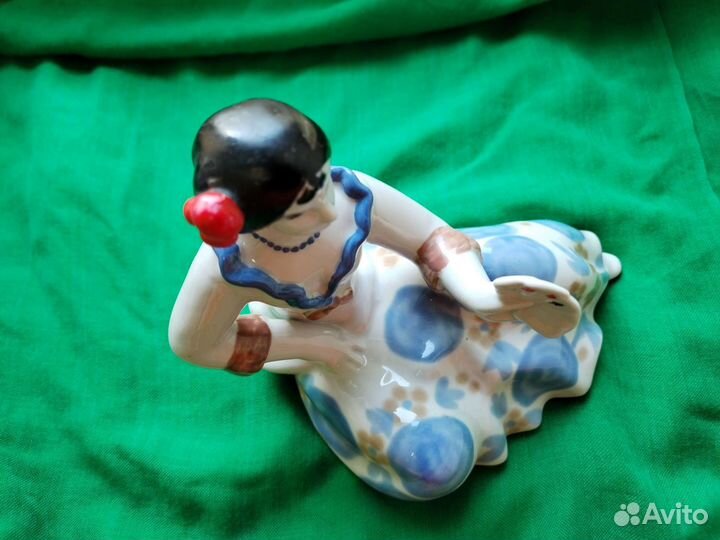 Фигурка фарфоровая Цыганка с картами