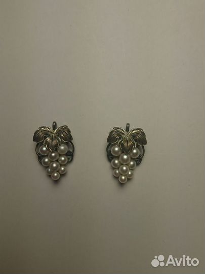 Две винтажные серебряные броши-виноградные грозди