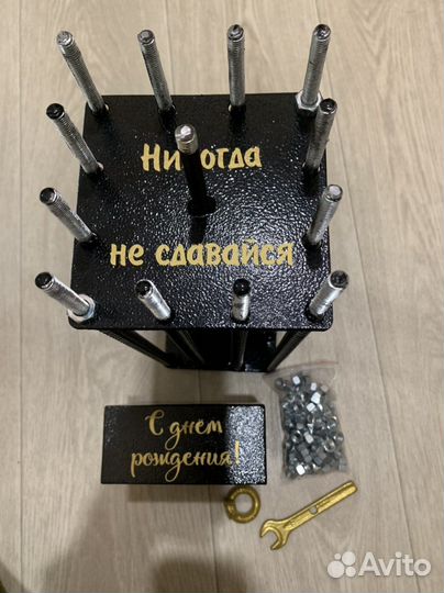 Оригинальный подарок «бутылка в клетке с гайками»