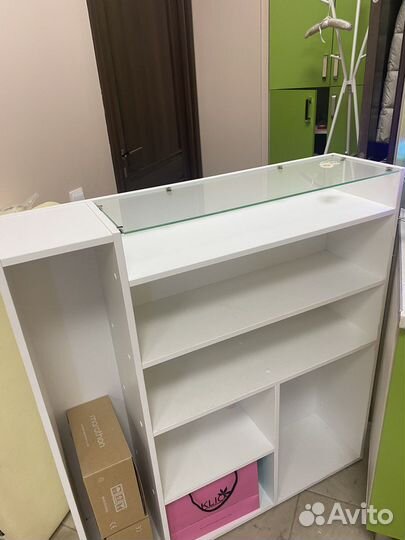 Стойка стелаж администратора для салона студии