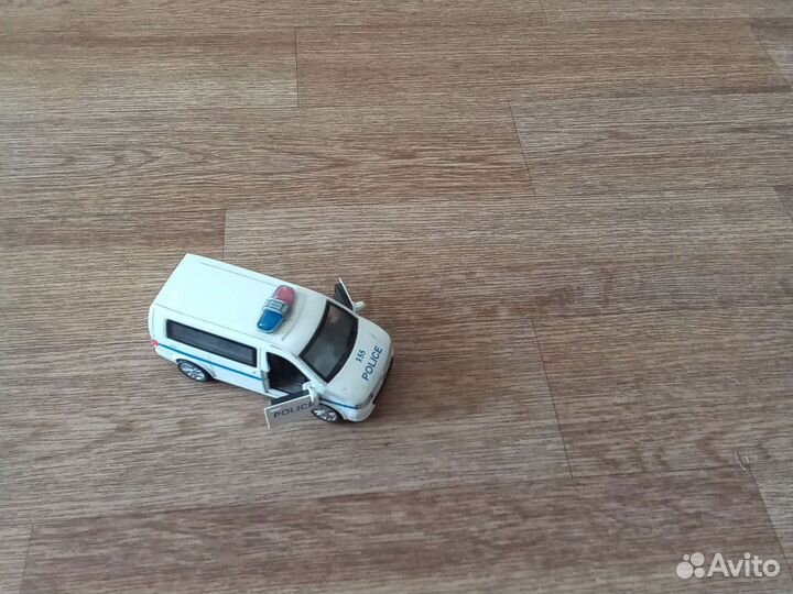 Полицейская авто работает мигалки