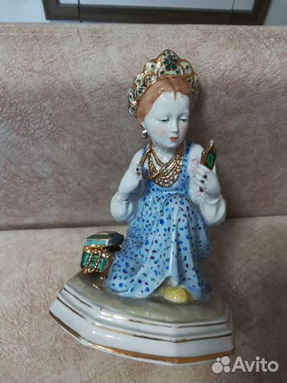 Статуэтка фарфоровая