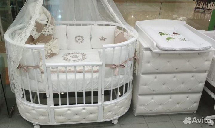 Детская кроватка и комод