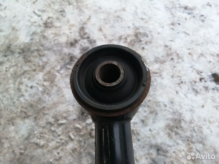 Рычаг правый передний верхний Toyota LC200