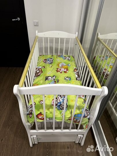 Детская кроватка с маятником