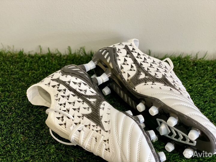 Футбольные бутсы Mizuno Morelia Neo бело-черные