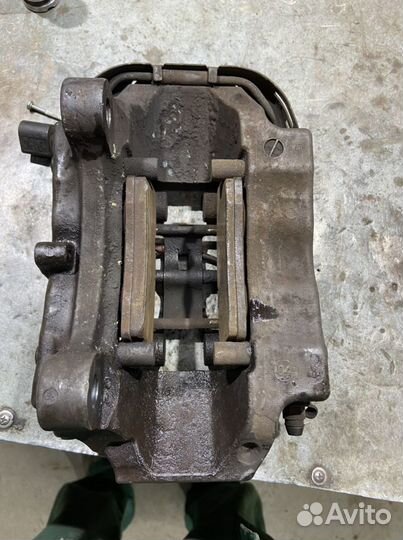 Суппорт тормозной задний левый 4х поршневой