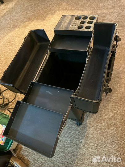 Ящик для визажиста на колесиках