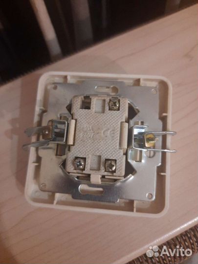 Выключатель с 2 клавишами