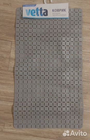 Противоскользящий коврик в ванну