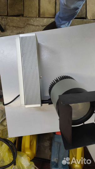 Светильник на трек