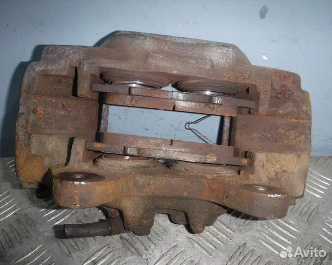 Mitsubishi Pajero 4 Суппорт передний левый