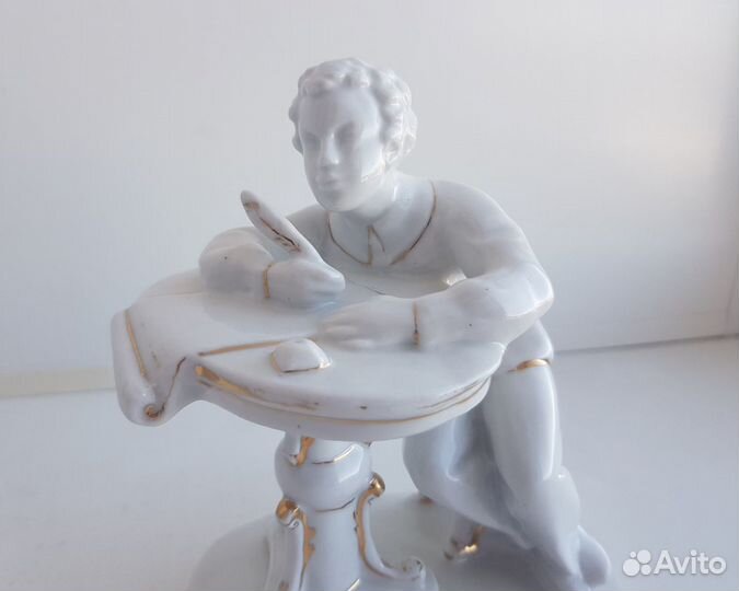 Статуэтка юный пушкин за столом. лфз. СССР