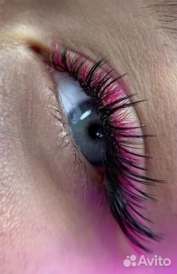 Модель на креативное наращивание ресниц