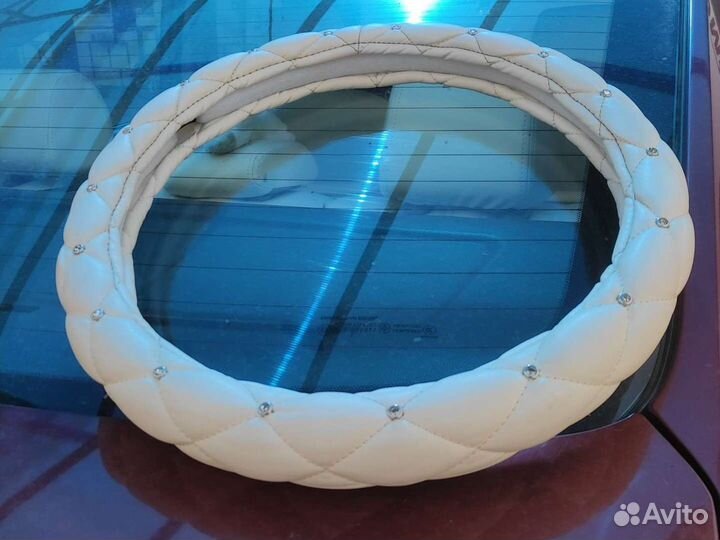 Оплетка на руль со стразами. Цвет молочный. Мало б