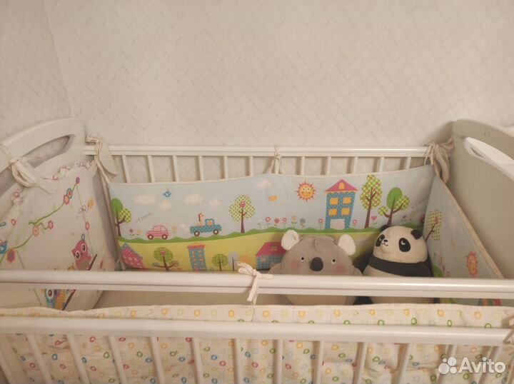 Детская кроватка с маятником