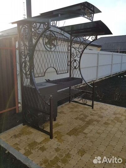 Мангал с крышей