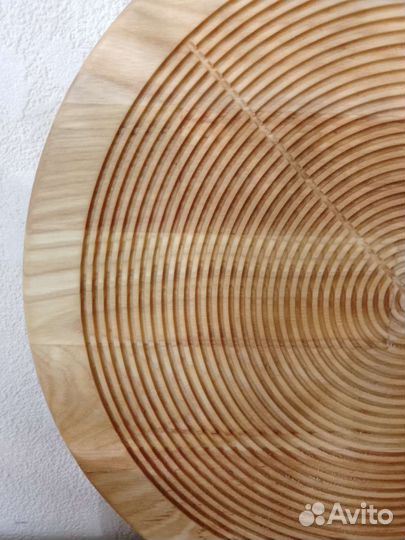 Доска сервировочная с живым краем на ножках