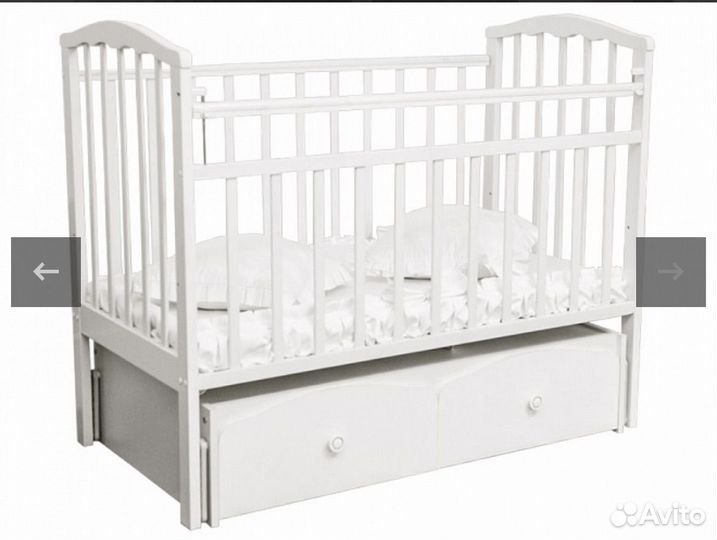 Детская кроватка с маятником и матрасом