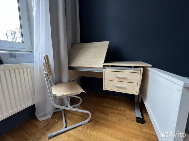 Школьная парта и стул