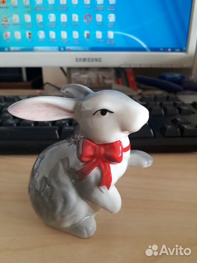 Статуэтка. Фарфор. Зайчик