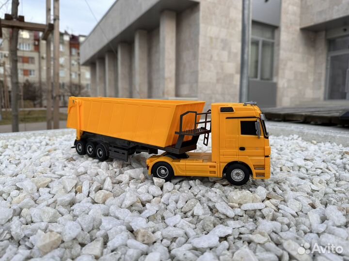 Игрушка фура на радиоуправлении