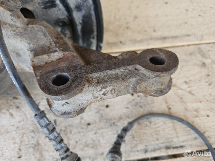 Кулак поворотный передний левый Nissan Terrano 3