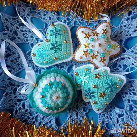 Вязаные елочные игрушки с декором