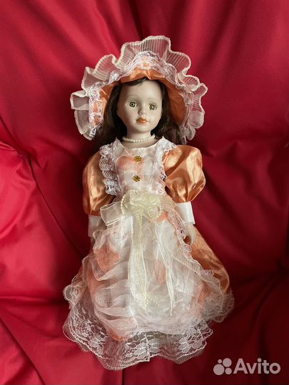 Фарфоровая коллекционная кукла