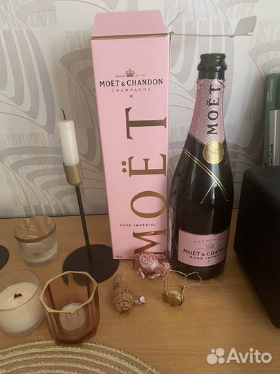 Бутылка и коробка Moet Chandon